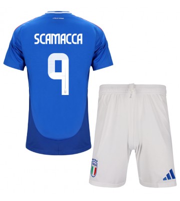 Italien Gianluca Scamacca #9 Replika Babytøj Hjemmebanesæt Børn EM 2024 Kortærmet (+ Korte bukser)